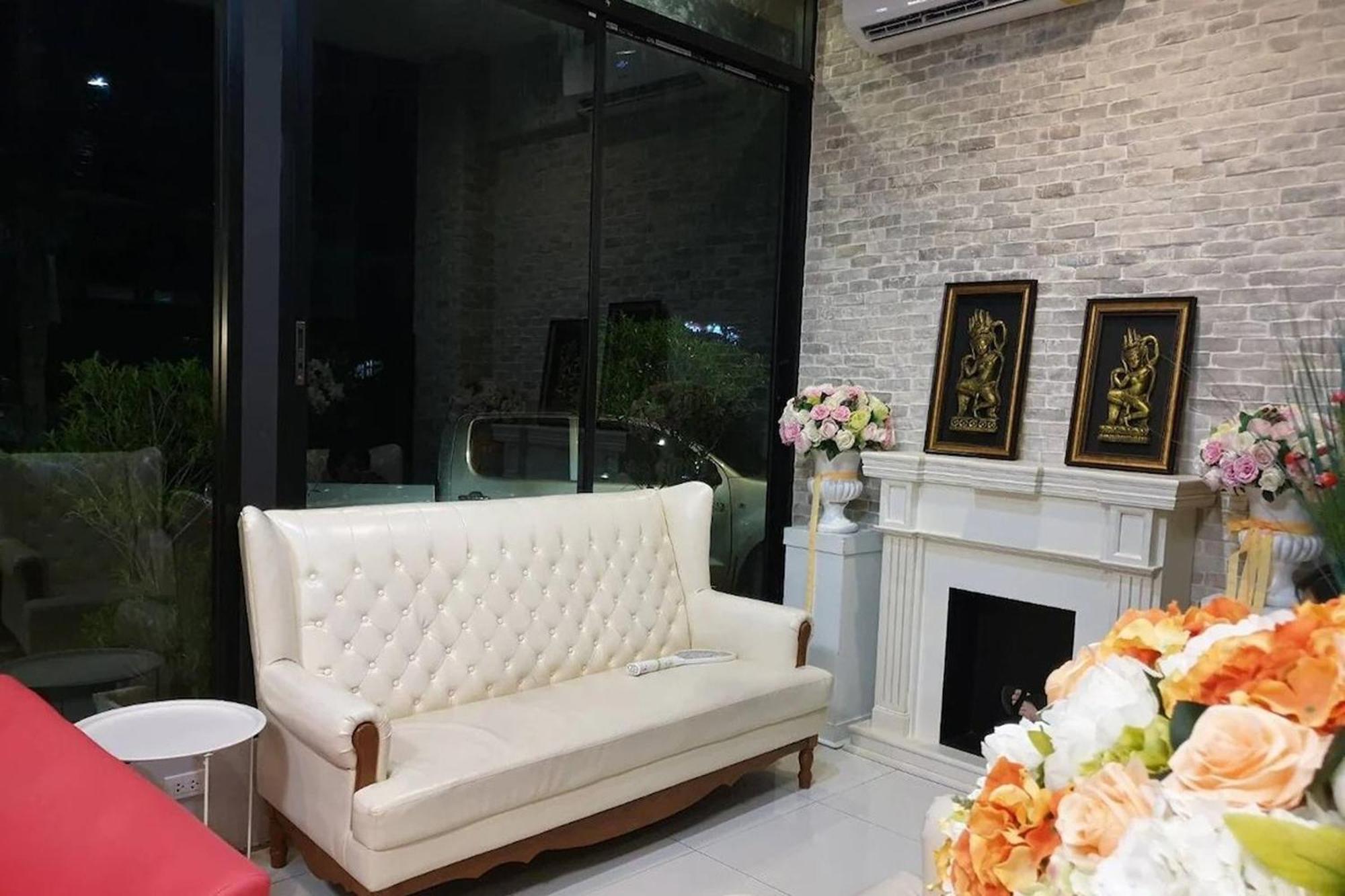 La Viva Hotel Buriram Exterior photo